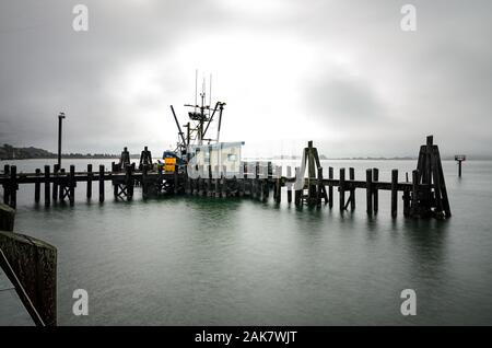 Grigio di una giornata invernale e in un porto. Foto Stock