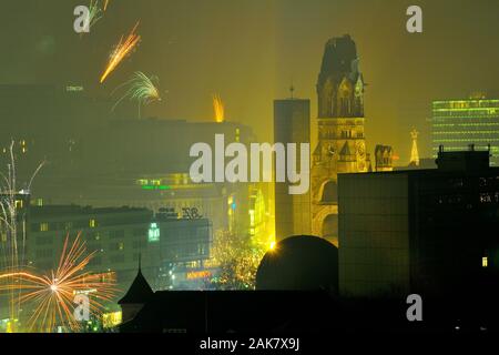 Kaiser-Wilhelm-Gedächtnis-Kirche a Berlino, notte, colori, architettura, storico, Europa, Kaiser-Wilhelm-Gedächtnis-Kirche, berlino, città, ovest, notte Foto Stock