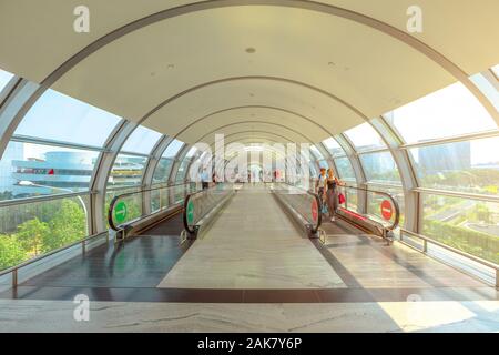 Singapore - 8 Agosto 2019: vista frontale di grande marciapiede in movimento all'interno di gioiello Changi International Airport Terminal 3 aperto nel mese di aprile 2019. Persone Foto Stock