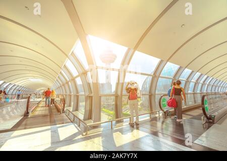 Singapore - 8 Agosto 2019: fotografie turistiche la torre di controllo alla intersezione di due marciapiedi mobili all'interno di gioiello Changi International Airport Foto Stock