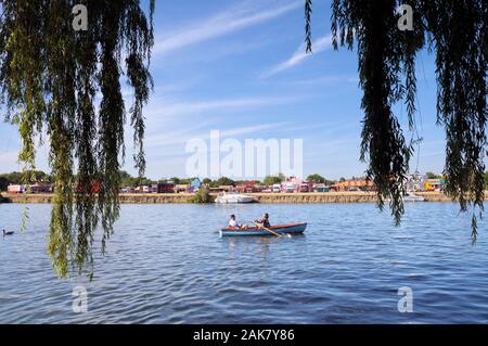 Coppia giovane rilassante in una barca a remi sul Fiume Tamigi a Windsor, Berkshire, Inghilterra, Regno Unito Foto Stock