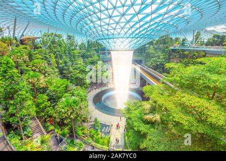 Singapore - 8 Agosto 2019: vista aerea da tettoia Park di pioggia Vortice, il più grande del mondo di cascata al coperto circondato da una a quattro piani forestali a schiera Foto Stock