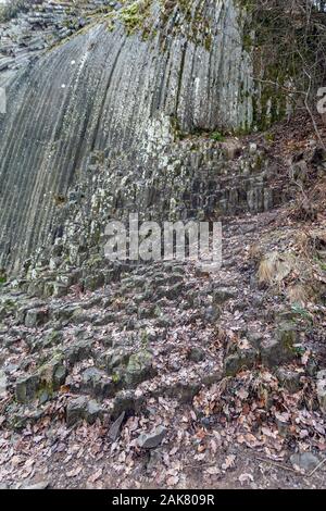 Il basalto organo a canne sotto il castello di Somosko in Slovacchia e Ungheria. Foto Stock