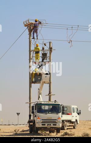 Lavori di manutenzione dell'elettricità in corso di giorno. Questo tipo di lavoro è molto rischioso e dovrebbe essere fatto solo da un dipendente esperto Foto Stock