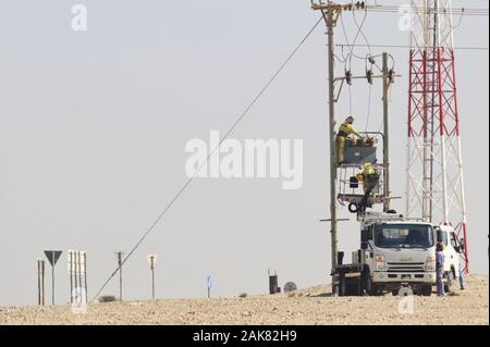Lavori di manutenzione dell'elettricità in corso di giorno. Questo tipo di lavoro è molto rischioso e dovrebbe essere fatto solo da un dipendente esperto Foto Stock