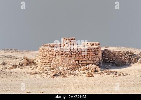 Le rovine del villaggio di al Zubarah sono un sito patrimonio mondiale dell'UNESCO. Era un piccolo villaggio famoso per le sue perle e il commercio nel 18 ° secolo. Foto Stock