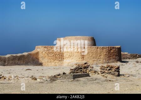 Le rovine del villaggio di al Zubarah sono un sito patrimonio mondiale dell'UNESCO. Era un piccolo villaggio famoso per le sue perle e il commercio nel 18 ° secolo. Foto Stock