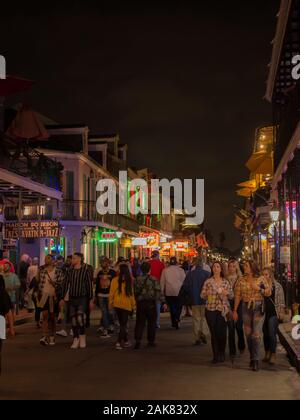 New Orleans, LA, Stati Uniti d'America. Dicembre 2019. Luci al neon nel Quartiere Francese di New Orleans, Stati Uniti d'America. Il turismo fornisce il tanto necessario fonte di reddito dopo il Foto Stock