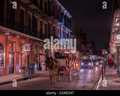 New Orleans, LA, Stati Uniti d'America. Dicembre 2019. I turisti e gli edifici storici sulla Royal Street. Vita notturna Foto Stock