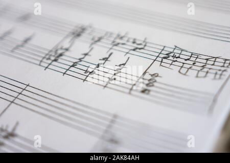 Disegnato in corde e ritmi sullo sbozzato personale di musica del foglio Foto Stock