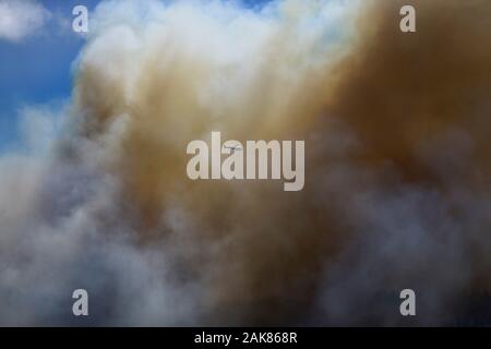 (200108) -- PECHINO, 8 gennaio, 2020 (Xinhua) -- Un elicottero è visto combattendo contro un incendio di foresta nel nord di Napier, Nuova Zelanda North Island, a gennaio 6, 2020. Un grande incendio di foresta scoppiò il lunedì nel nord di Napier nell'Isola Settentrionale della Nuova Zelanda. (Hayden Woodward/Handout via Xinhua) Foto Stock