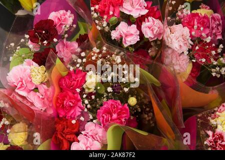 Close-up di taglio fresco rose - Rosa bouquet di fiori per la vendita in un mercato all'aperto in primavera. Foto Stock