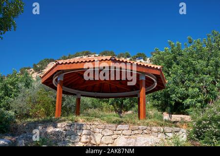 LATCHI, Cipro - 07 giugno 2018: il punto di vista del padiglione nel giardino botanico con Bagni di Afrodite vicino al villaggio di Latchi sulla penisola di Akamas. Cyp Foto Stock