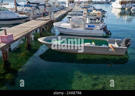PAPHOS, Cipro - Giugno 08, 2018: la vista di navi e imbarcazioni sulle acque cristalline del porto di Paphos. Cipro Foto Stock