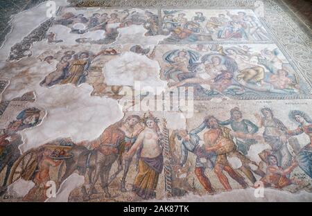 PAPHOS, Cipro - Giugno 08, 2018: mosaico raffiguranti eventi dalla vita di Olimpic dèi nel triclinio o sala di accoglienza della casa di Aion. Paphos Archeo Foto Stock