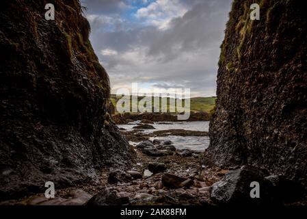 Cushendun grotta in Irlanda del Nord, la contea di Antrim, che è stato usato come location del film nel gioco di troni serie TS. Foto Stock