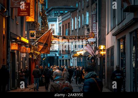 Dublino, Irlanda, dicembre 24, 2018: la gente camminare in Temple Bar nel tempo di Natale. Distretto storico, un quartiere culturale con la vivace vita notturna. Foto Stock