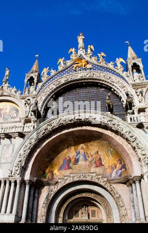 La facciata della Basilica di San Marco con il giudizio ultimo affresco a Venezia Italia Foto Stock