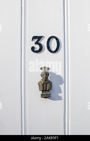 William Shakespeare porta in ottone respingente su una porta di casa. Stratford Upon Avon, Warwickshire, Inghilterra Foto Stock