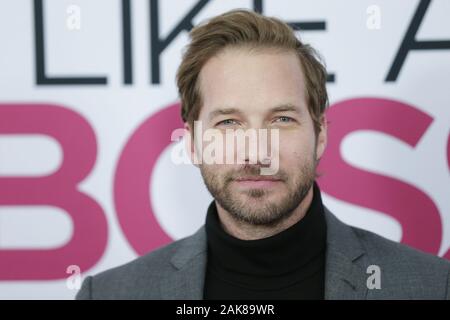 New York, Stati Uniti. 07Th gen, 2020. Ryan Hansen arriva sul tappeto rosso alla premiere mondiale di 'come un Boss' al teatro SVA Martedì, 7 gennaio 2020 nella città di New York. Foto di Giovanni Angelillo/UPI Credito: UPI/Alamy Live News Foto Stock