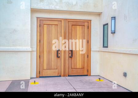 Doppie chiuse portoni in legno sul giorno nuvoloso Foto Stock