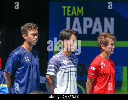 RAC Arena, Perth, Western Australia. Gen 8, 2020. ATP Cup Australia Perth, giorno 6; Spagna contro il Giappone; Giappone i membri del team line up per l'Inno Nazionale - Editoriale usare carte di credito: Azione Plus sport/Alamy Live News Foto Stock