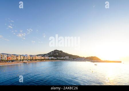 Blanes la città e la spiaggia di Sa Palomera roccia alla mattina in Spagna Foto Stock