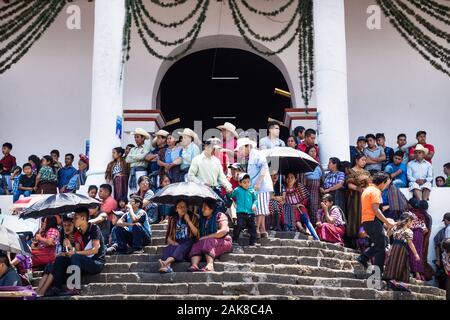 Santiago Atitlan, Guatemala - 30 Marzo 2018: folla di visitatori su scala di ingresso a San Giacomo Apostolo la Chiesa guarda caso per goo Foto Stock