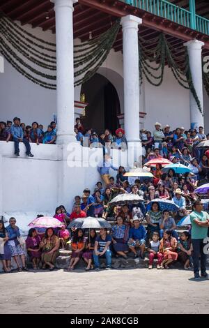 Santiago Atitlan, Guatemala - 30 Marzo 2018: folla di visitatori presso le scale e balcone di San Giacomo Apostolo la Chiesa guarda caso per Foto Stock