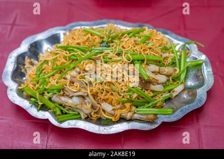 Piatto di deliziosa stir-fried lumaca tagliatelle e spinaci in acqua Foto Stock