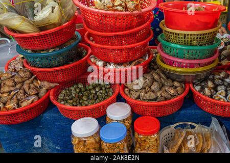 Assortimento di lumache contenute nel cestello in Asia mercato di frutti di mare Foto Stock