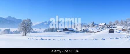 Bella mattinata invernale con un sacco di neve fresca al confine delle Alpi vicino Trauchgau Foto Stock