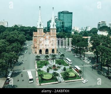 A Saigon, Vietnam - Ott 22, 2015. Vista aerea di Saigon Notre-dame Basilica Cattedrale (costruito tra il 1863 e il 1880), un punto di riferimento di Ho Chi Minh cit Foto Stock