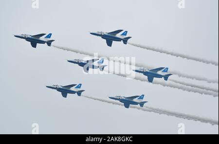 Iruma, Giappone - il Nov 3, 2019. F-86 Sciabole impulso blu Aerobatic Team di dimostrazione del Giappone aria Forza di Autodifesa (JASDF) battenti per la visualizzazione in IR Foto Stock