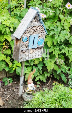 Hotel di bug e gnomo da giardino in Germania Foto Stock