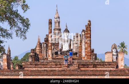 I turisti scattare foto di antica statua di Buddha a sunrise in Ayutthaya, Thailandia; viaggi e turismo concept Foto Stock