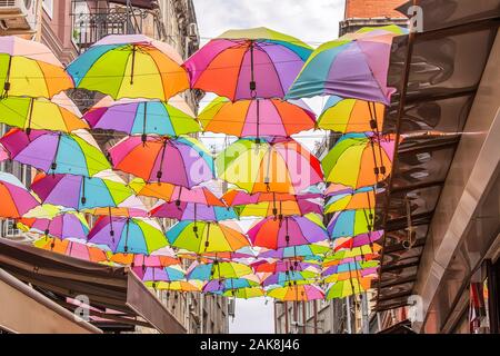 Ombrelloni Street nel quartiere di Karakoy di Istanbul, Turchia Foto Stock