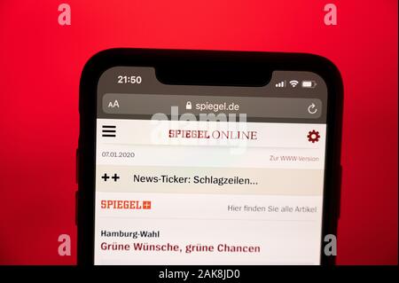 Amburgo, Germania. 07Th gen, 2020. Il vecchio la presenza online della rivista 'Der Spiegel' può essere visto su un computer portatile. Dopo circa venticinque anni, il nome e il logo 'Spiegel Online" scomparirà. Il sito web è ora chiamato 'Der Spiegel', proprio come le news magazine. Credito: Daniel Reinhardt/dpa/Alamy Live News Foto Stock