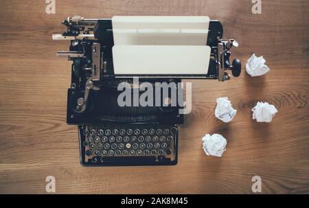 Scrivania vintage writer con macchina da scrivere con carte sbriciolate Foto Stock