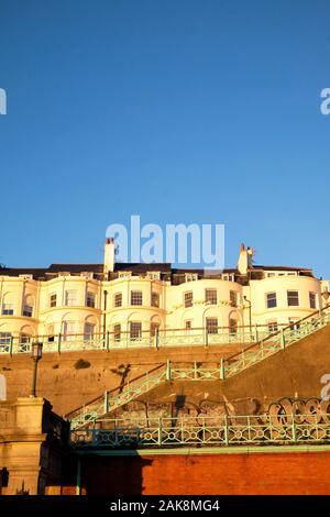 Brighton, Sussex, England, Regno Unito, 12-02-2019 UK, una tipica riga di bianco stile Geogian case a schiera sollevata sul lungomare di Brighton, Foto Stock