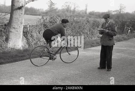 Degli anni Cinquanta, storico, un tempo maschio-trial ciclista indossa i  capi di abbigliamento ciclismo del SER, facendo un giro intorno a una gara  o di volontariato Marshall, Inghilterra, Regno Unito Foto stock -