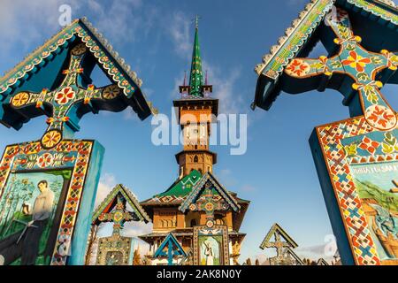 Colorate, dipinto di croci di legno al cimitero allegro di Sapanta. Famoso cimitero nella contea di Maramures. Il Cimitero allegro di Sapanta. Oggetto contrassegnato per la rimozione definitiva vivid Foto Stock