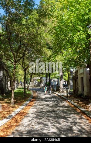 Parigi, Francia: la gente camminare in un vicolo con alberi e tombe nel cimitero di Pere Lachaise in una giornata di sole di settembre. Foto Stock