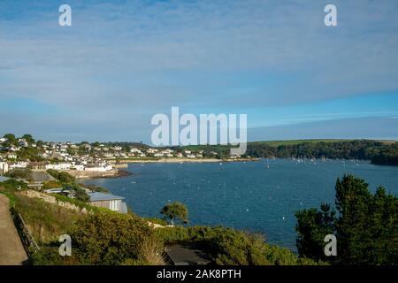 Guardando indietro attraverso il mare blu verso St Mawes town, Cornwall, England, Regno Unito Foto Stock