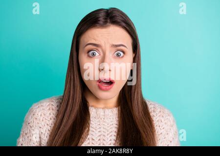 Close up foto di bella dolce ragazza carina la paura di qualcosa di estremamente indossare pullover a maglia vedendo qualcosa di terribile impossibilmente isolato Foto Stock