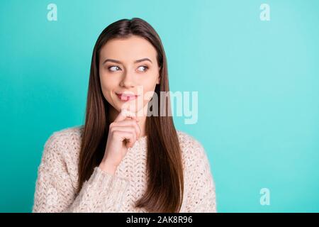 Foto di Sly astuzia allegro Gorgeous Brunette bella ragazza toccando il suo mento pur interrogandosi su qualcosa di interessante che indossa il ponticello isolato Foto Stock