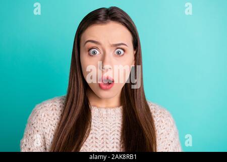 Close up foto di paura piuttosto carino dolce ragazza con il terrore di qualcosa di impossibile indossando il ponticello isolate su teal vibrante colore di sfondo Foto Stock