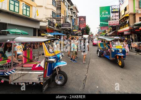 Bangkok, Tailandia - 28 dicembre 2019: tuk tuk attendere per il turista all'ingresso della famosa Khao San Road, il cuore del turismo e backpacker ar Foto Stock