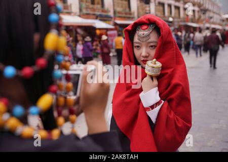 (200108) -- LHASA, 8 gennaio, 2020 (Xinhua) -- un turista pone per le foto a Lhasa, capitale del sud-ovest della Cina di regione autonoma del Tibet, luglio 29, 2019. Più di quaranta milioni di turisti da casa e all'estero ha visitato a sud-ovest della Cina di regione autonoma del Tibet nel 2019, il 19 per cento anno su anno, secondo le autorità locali. Nel 2019, il turismo il fatturato è cresciuto a 56 miliardi di yuan (7,9 miliardi di dollari), Qizhala, presidente del governo regionale, ha detto nel suo lavoro di governo relazione consegnata il 7 gennaio 2020 alla terza sessione del XI del popolo della regione autonoma del Tibet. (Xinhua/Sui Fei Foto Stock