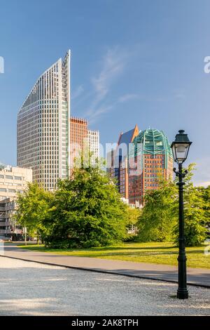 Ufficio contemporaneo e gli edifici governativi nel centro della città dell'Aia, Paesi Bassi Foto Stock